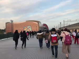 ディズニーへ向かう人々